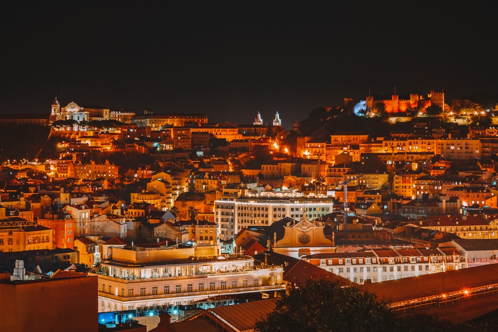 paesaggio notturno della città di Lisbona, capitale del Portoga